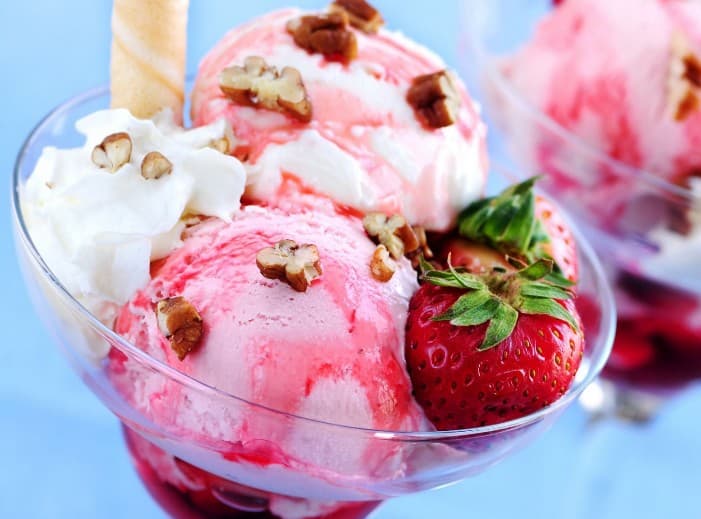 Мороженое с орешками и клубникой